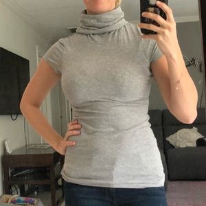 Theory gray short sleeve turtle neck